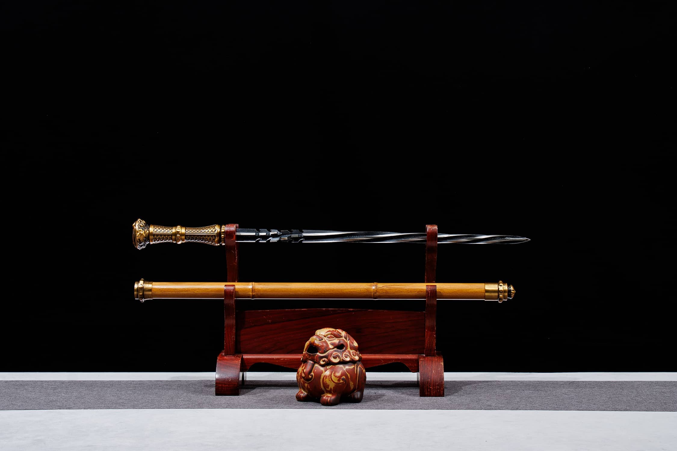 鎏金缠枝纹八棱鞘枪单锏